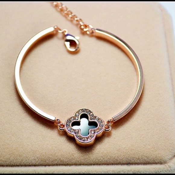 Last 1.   GOLD/BLACK four leaf clover bracelet - Picture 4 of 5